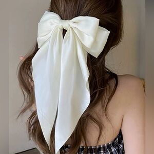 White Elegant Bow hair barrette white good condition